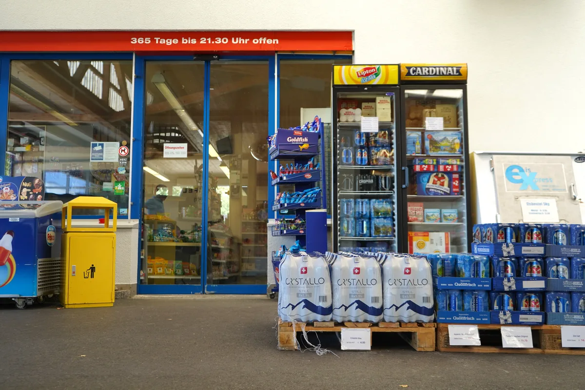 Die Menschen kauften viel Wasser bei Getränkehändlern.